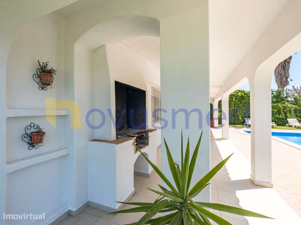 Moradia com Piscina na Zona Premium Areias São João, Albufeira-11