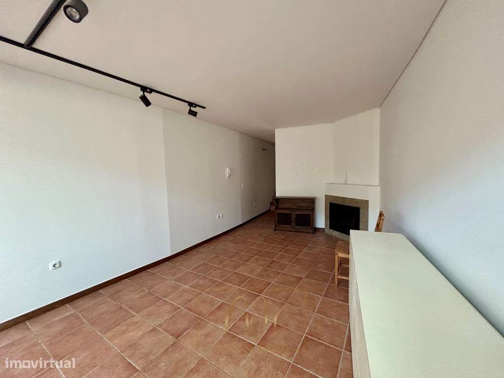 Moradia T4 com Garagem e Espaço ao Ar Livre no Coração da Cidade-5