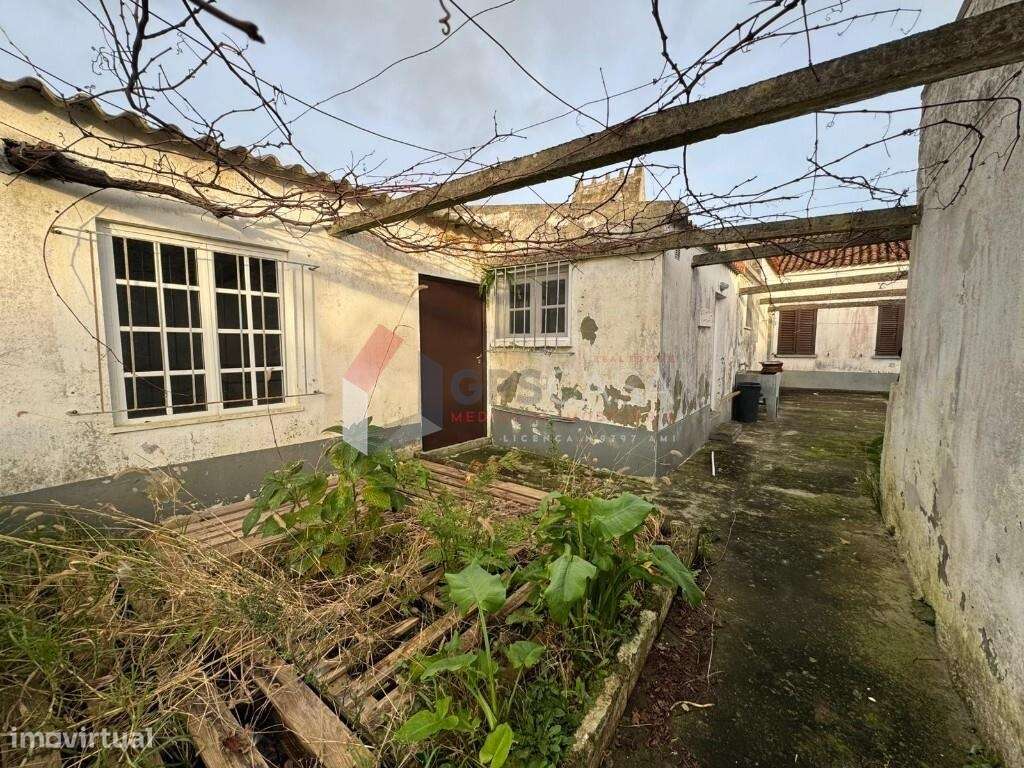 Moradia T3 com espaço exterior a poucos minutos do centro de Angra do-23