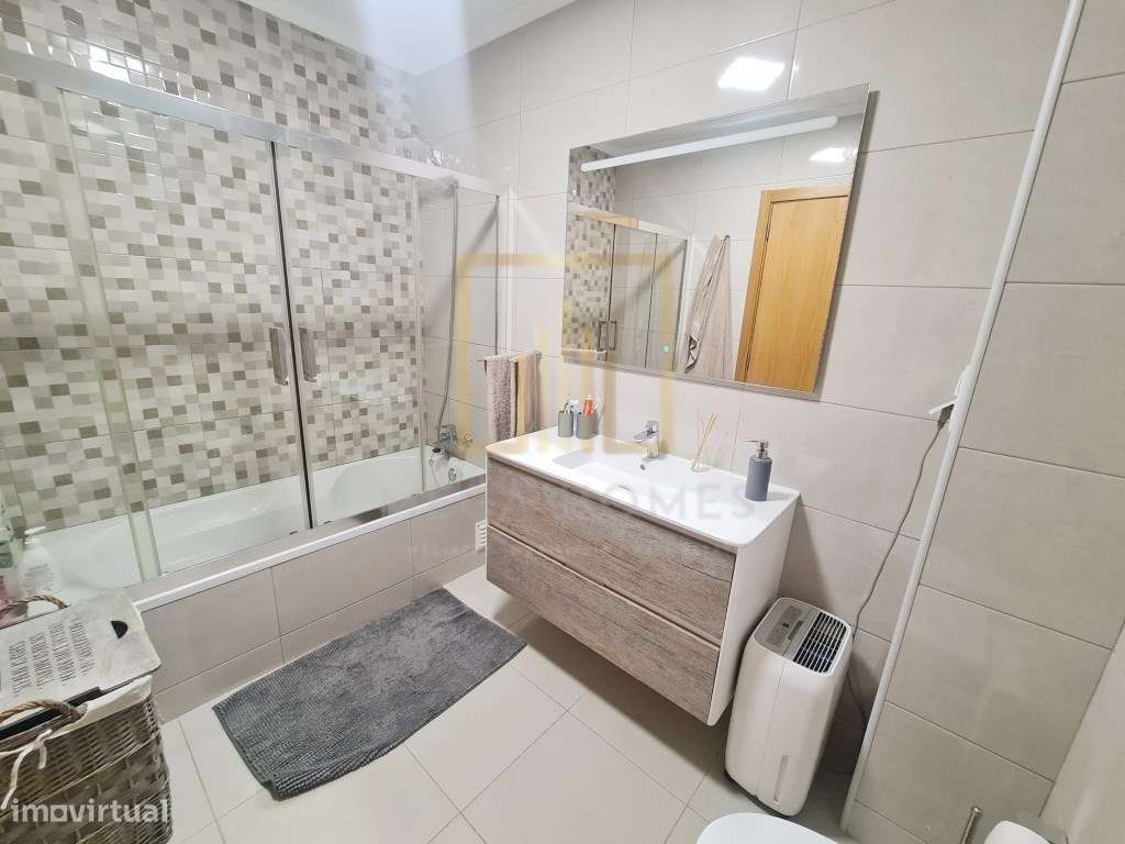 Apartamento T3 com Terraço e 3 WC, em Lagoa.-52