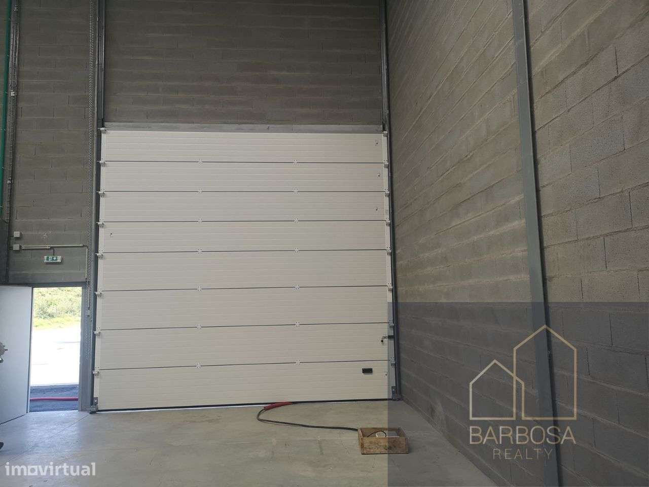 Armazéns 300m2, pé direito alto, condomínio fechado c/segurança. - Grande imagem: 5/20