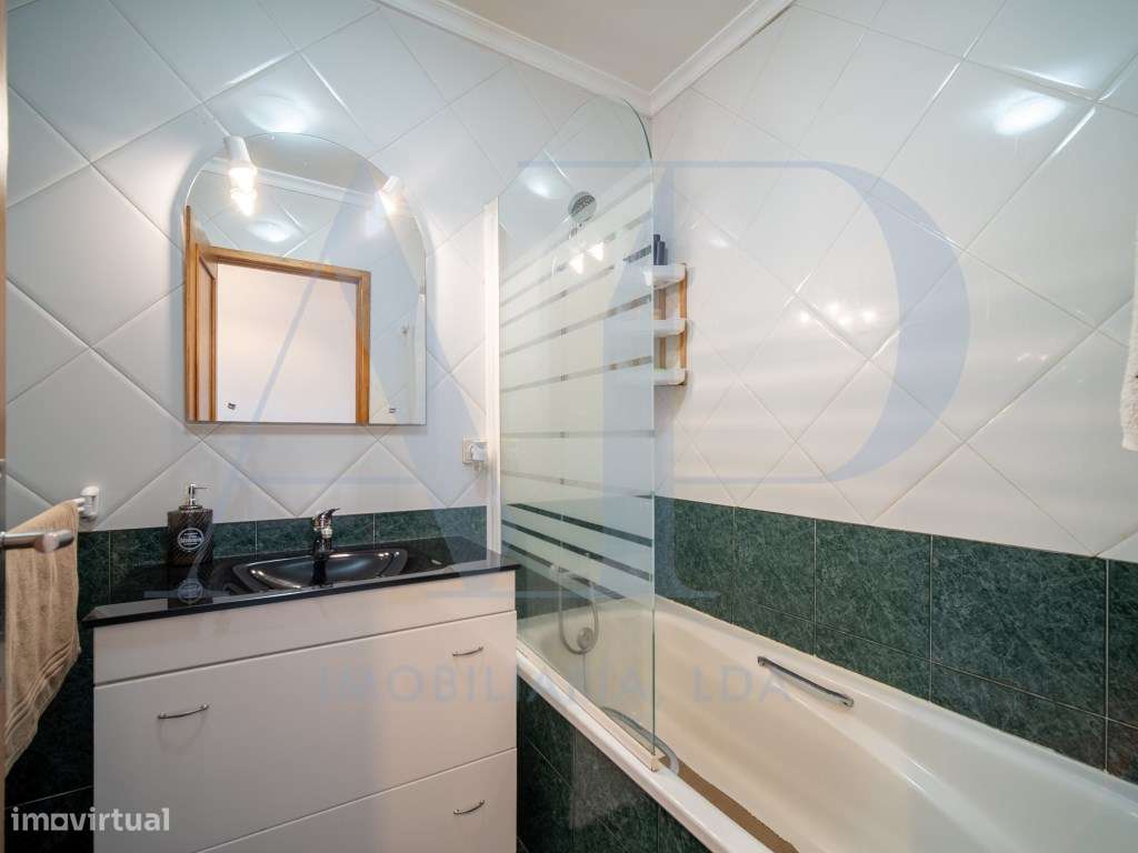 Apartamento T3 com varanda, e localização privilegiada em Vila do C...-10