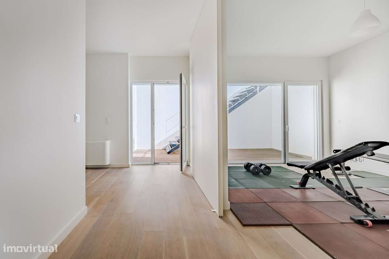 Moradia T4 com Piscina e Terraços Panorâmicos, Parede-55