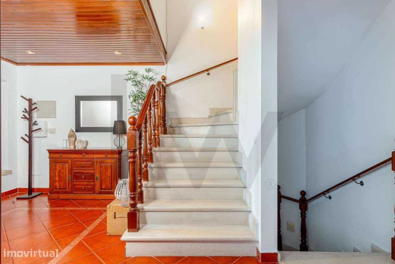Moradia em Banda T4+1 com Jardim, Garagem e Sótão-25