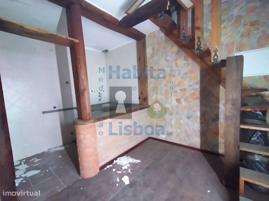 Moradia remodelada com terraço Junto à Baia do Seixal-25