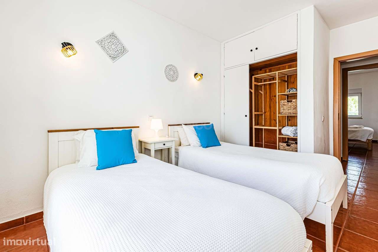 Casa geminada com caráter e vista para o mar em Burgau, Budens-18