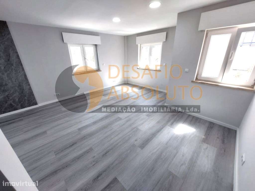 Apartamento T2 totalmente Remodelado c/ Arrecadação. Corroios-5