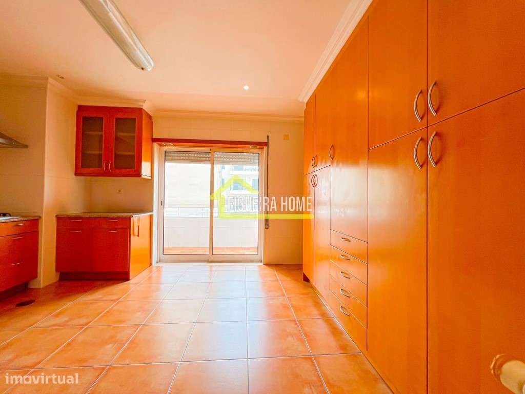 T4 na cidade em excelente estado com garagem-17
