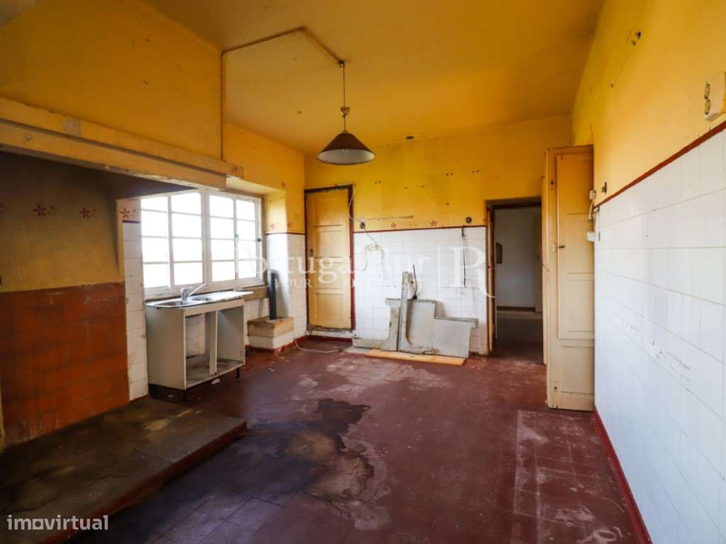 Quinta com casa de habitação T5 e diversas construções-33