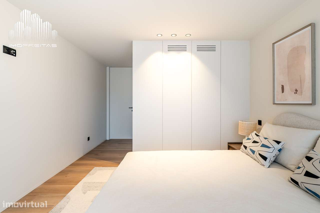 Fantástico T2 com 2 Frentes e com Excelentes Áreas!-8