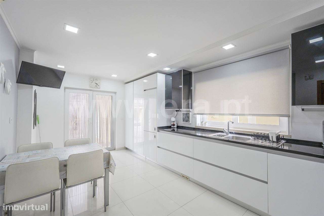 Moradia isolada de gaveto T4; Quinta de Valadares-8