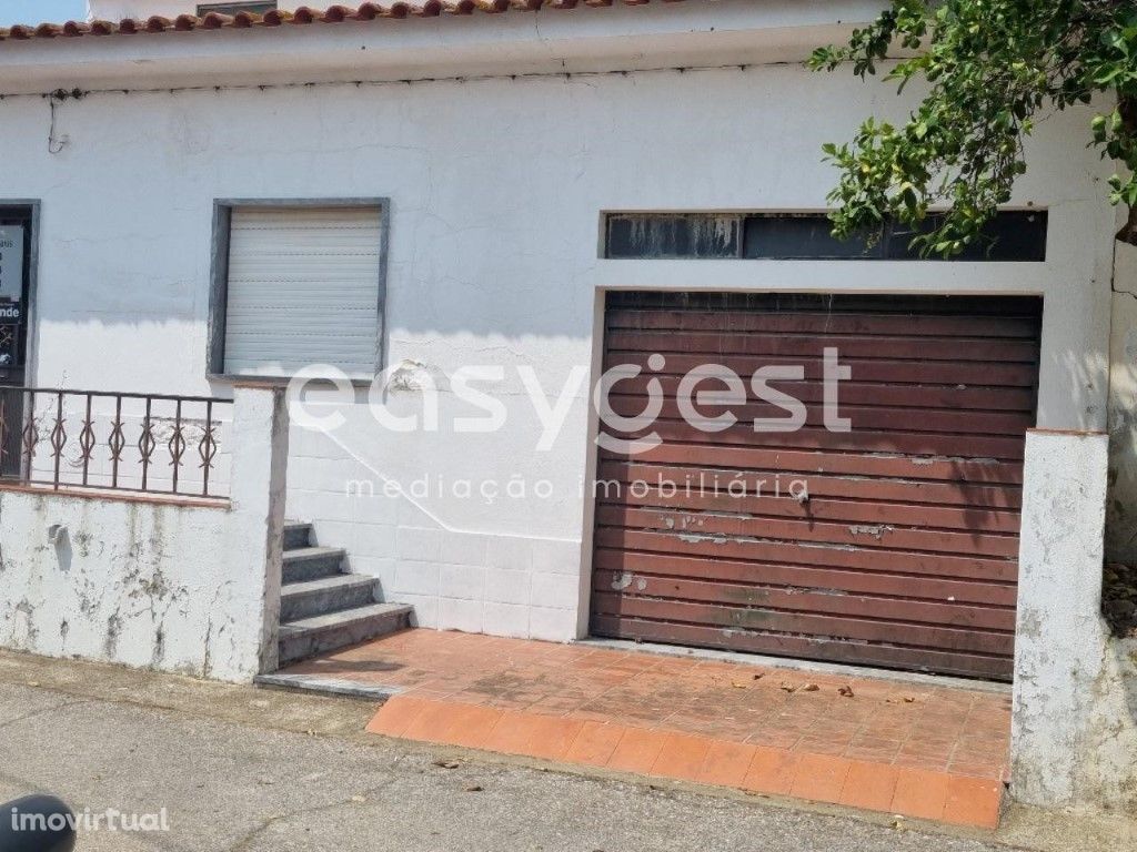 Moradia com dois quartos e garagem localizada na freguesi...