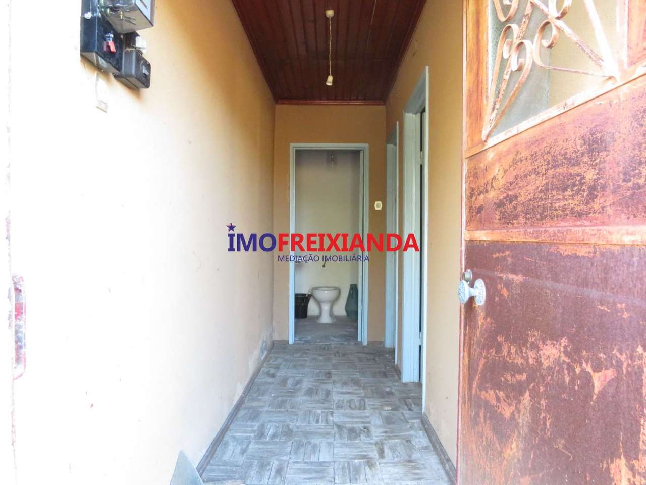 Moradia no centro da Vila da Freixianda - Grande imagem: 5/24