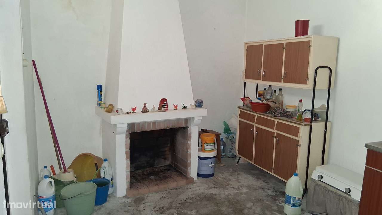 Moradia com Quintal, Garagem e Anexos no Coração de Coruche – Santarém-14