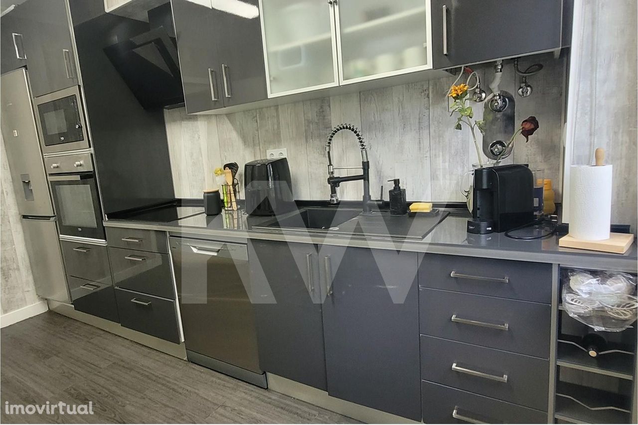 Apartamento Remodelado de 2 Quartos com Cozinha Equipada situado em Ma