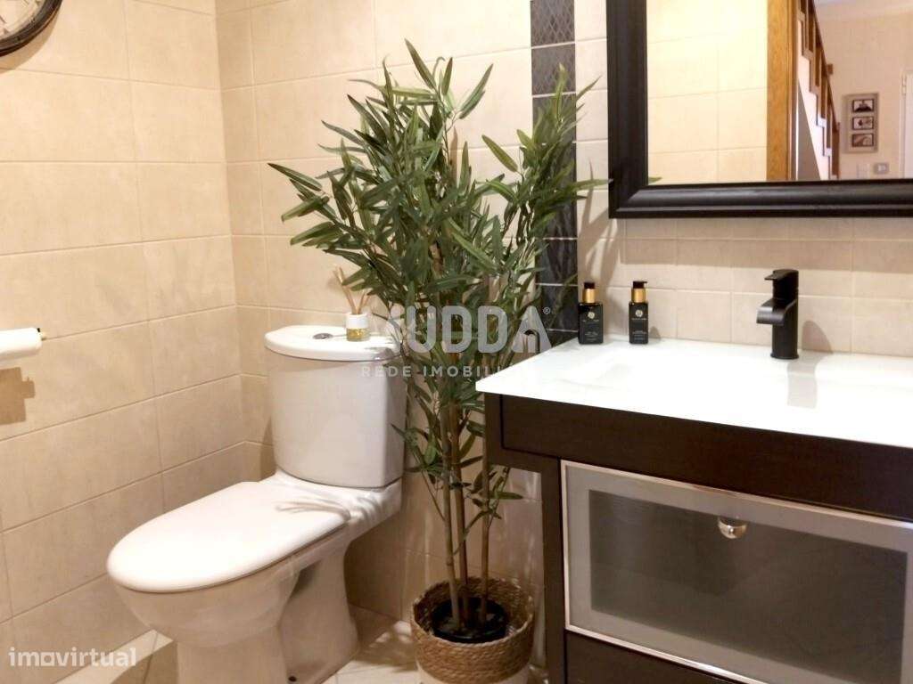 Moradia T3 Contemporânea com Suite, Painéis Solares, Garagem e Terraço-22