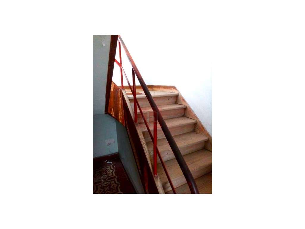 Prédio de 2 pisos para recuperar com logradouro no centro do Montijo-12