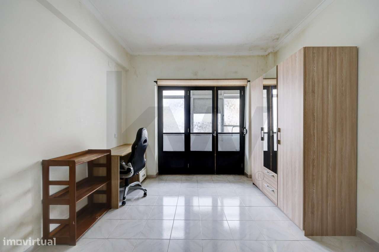 Apartamento T3 Monte da Caparica Rua General Humerto Delgado-10