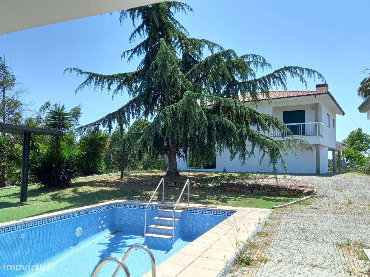 Moradia com 4 suítes, piscina e casa de hóspedes - Grande imagem: 2/31