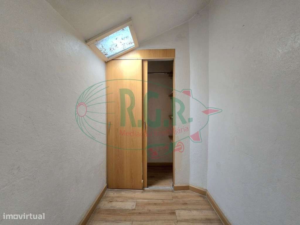 INVESTIMENTO - T5 Entrada Independente | Garagem | Peq. Quintal | C...-32