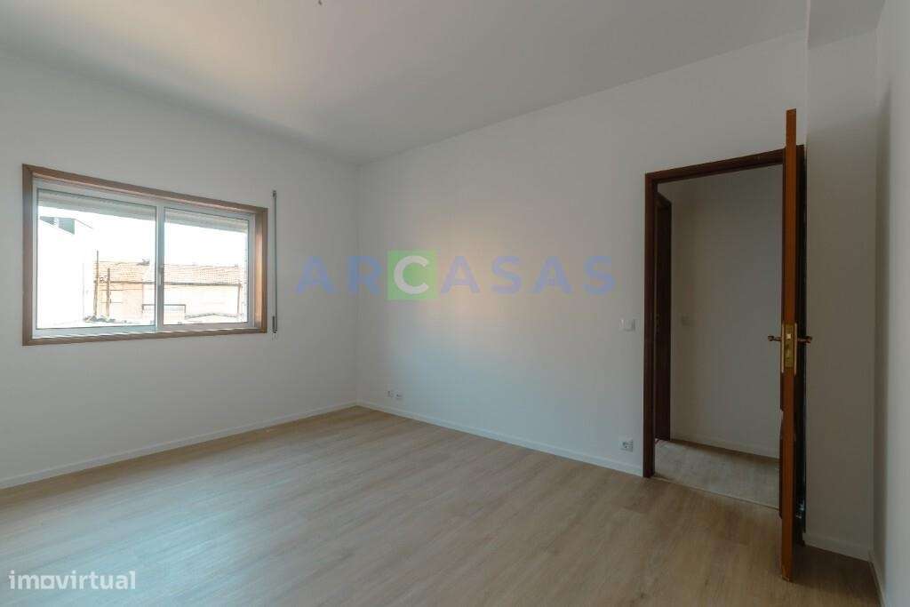 Apartamento T2 renovado, com lugar de garagem e varanda em Baguim do M-12