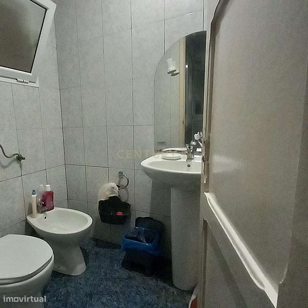 Oportunidade com Potencial – Moradia com Quintal e Estacionamento-6