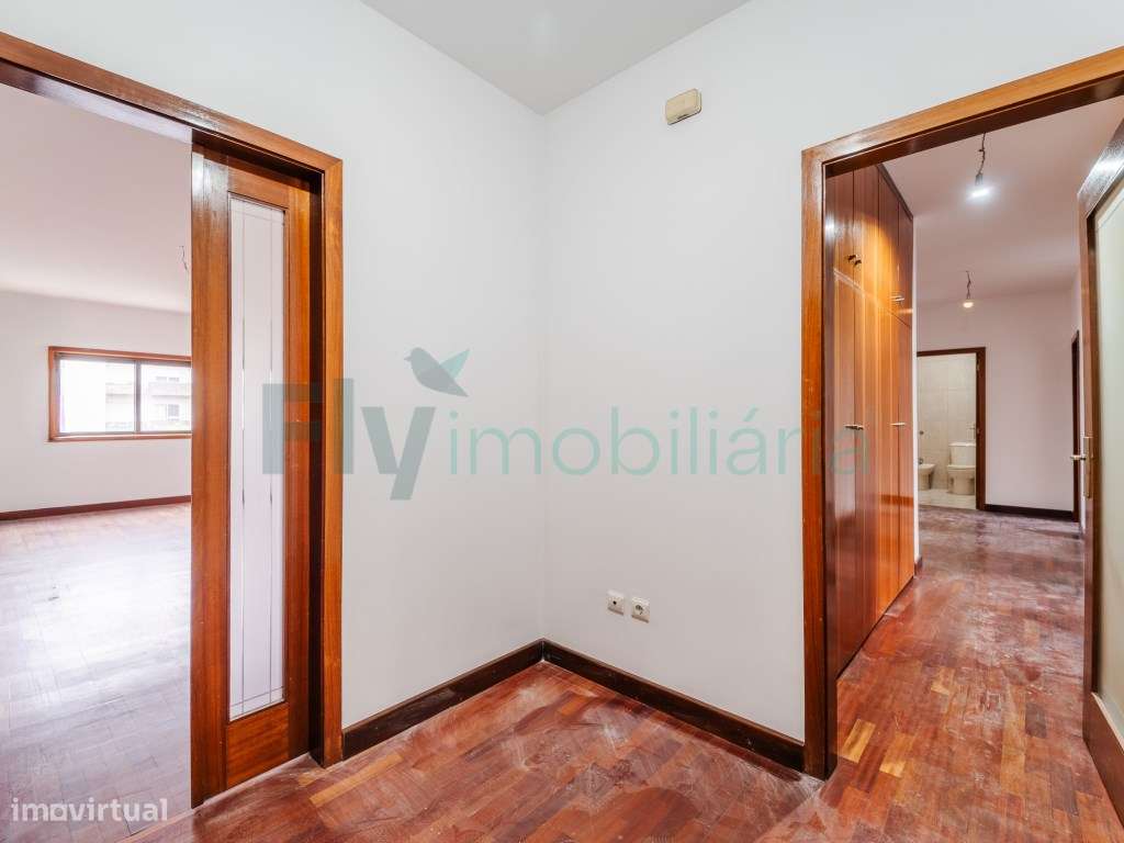 Excelente Apartamento T4 com Suite e Lugar de Garagem para 2 Carros-11