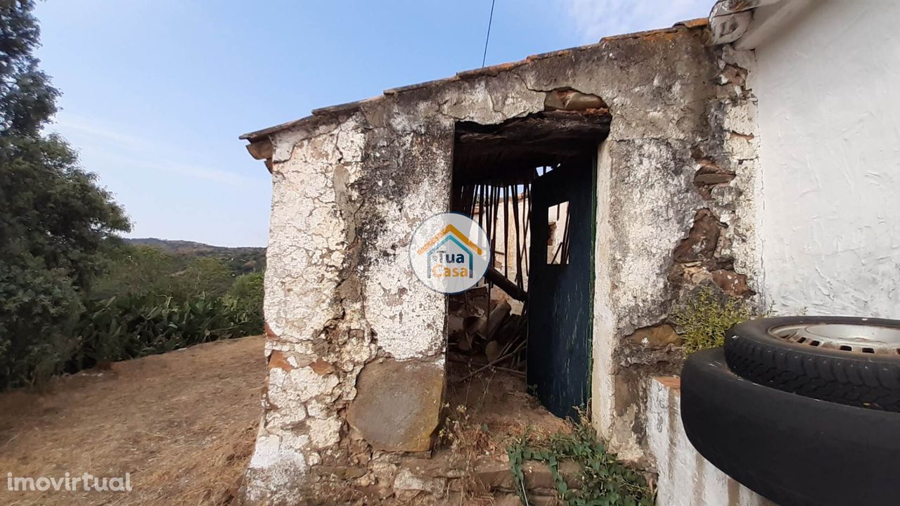 Ruína com terreno  em Santa Catarina da Fonte de Bispo