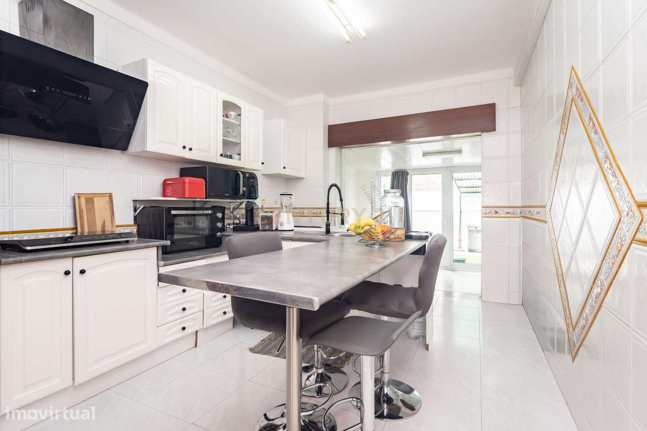 Apartamento T2 totalmente remodelado, localizado no Pinhal Novo,-16