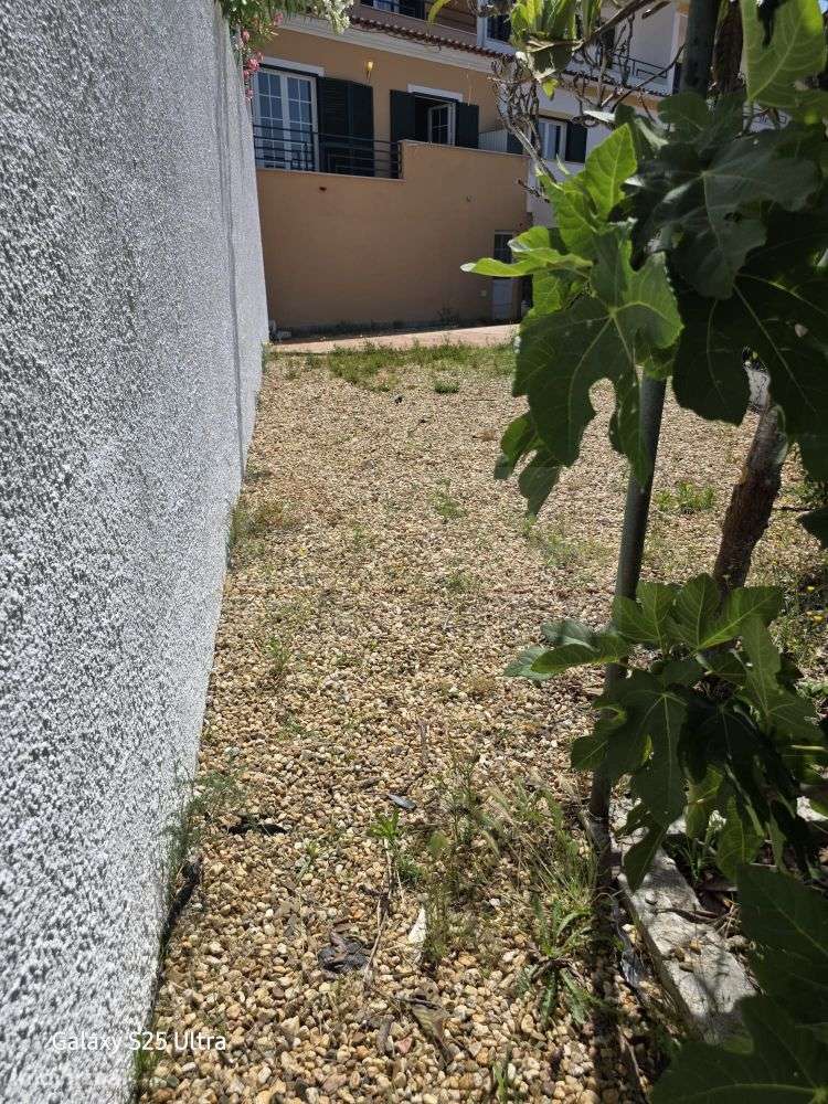 Moradia T4 com piscina e 900 m² de terreno na Quinta da Serralheira,-17