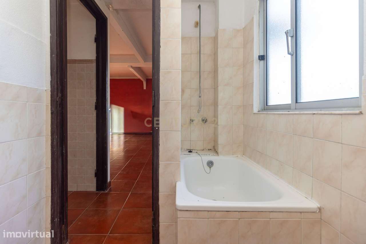 Moradia com construções de apoio, piscina e localização priviligiada-59