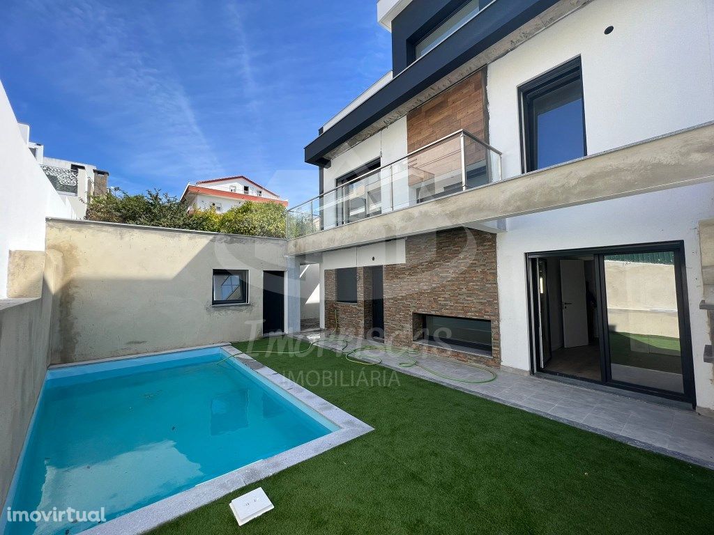 Moradia T4 com rooftop e piscina, localizada no Bairro do...