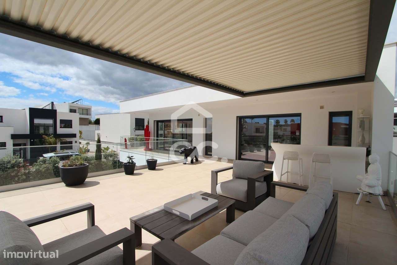 Moradia T3 com piscina, terraço e garagem ampla em Alcantarilha-9