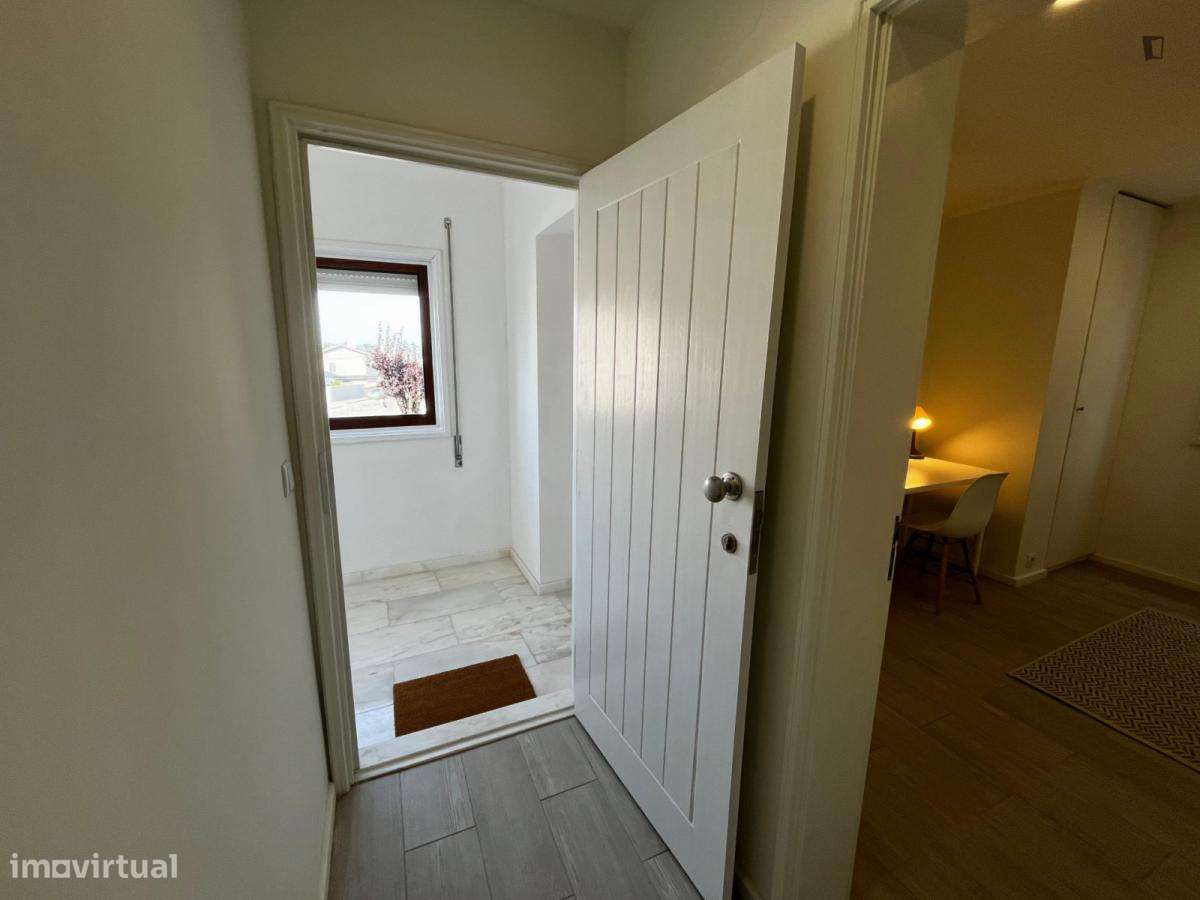 Quarto - localizado em Custóias Porto - Grande imagem: 5/8