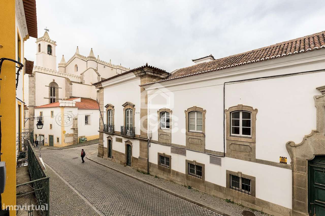 Moradia de luxo com 3 suites, pátio e varandas junto aos Meninos da Gr-42