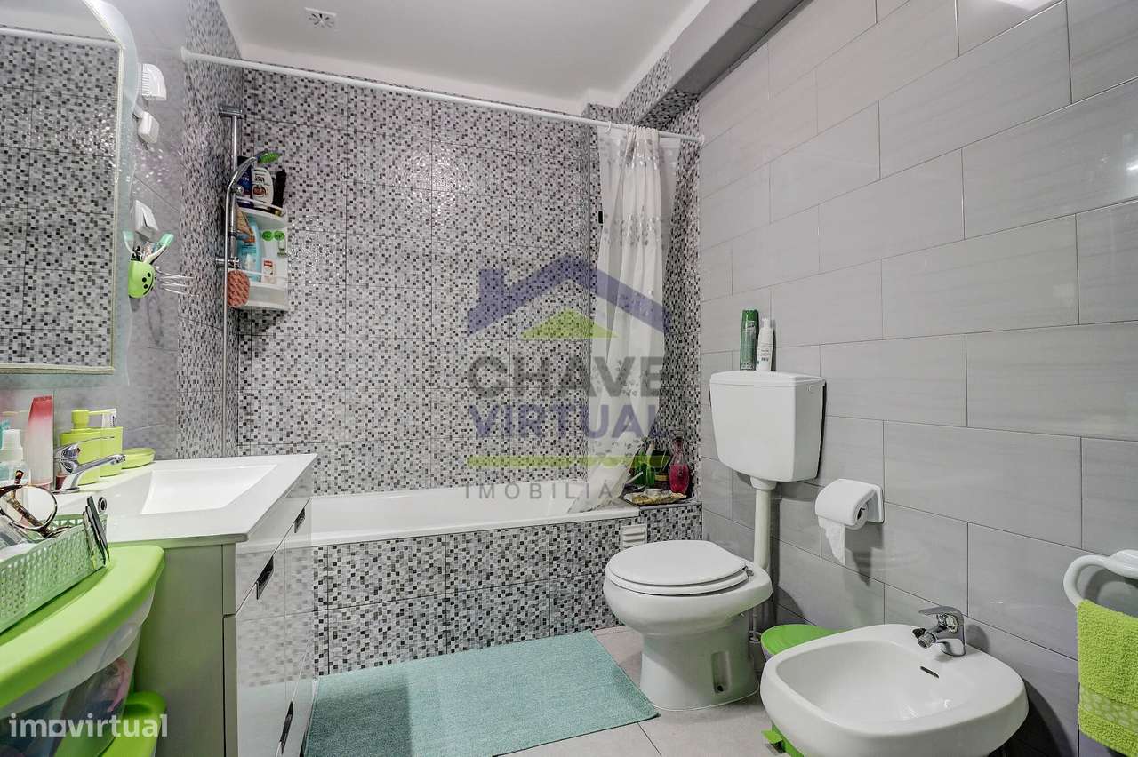 Apartamento T3 com Sótão Amplo - Centro Bombarral-36