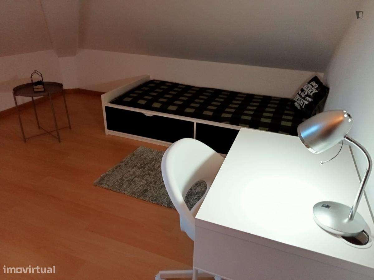 Quarto - localizado em Norton de Matos Coimbra - Grande imagem: 2/10