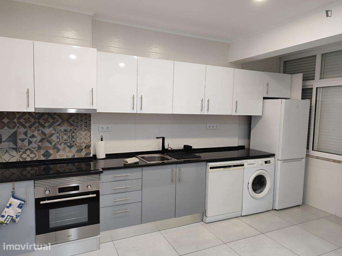 Quarto - localizado em Almada Lisbon - Grande imagem: 3/9