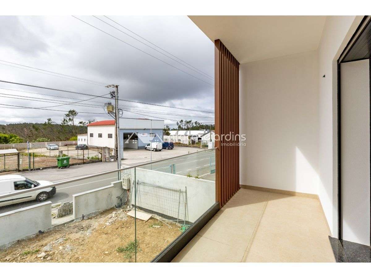 Moradia T4 com jardim, garagem e carregamento para carros elétricos-15