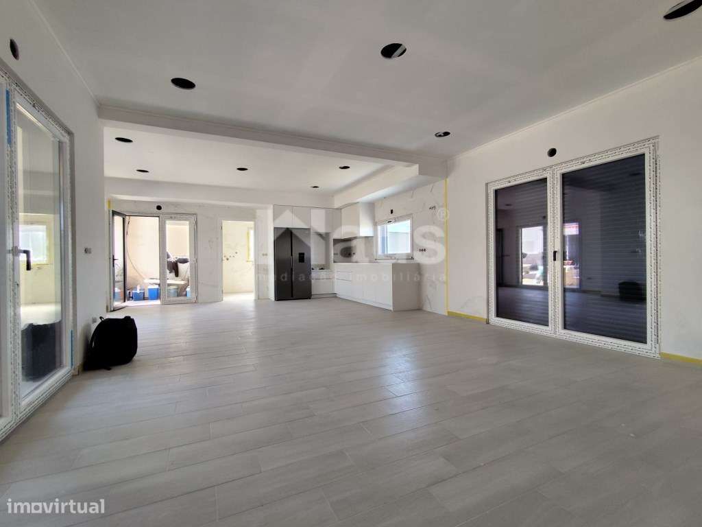 Moradia Isolada T5 inserida em lote de terreno de 600m2 - Grande imagem: 2/24