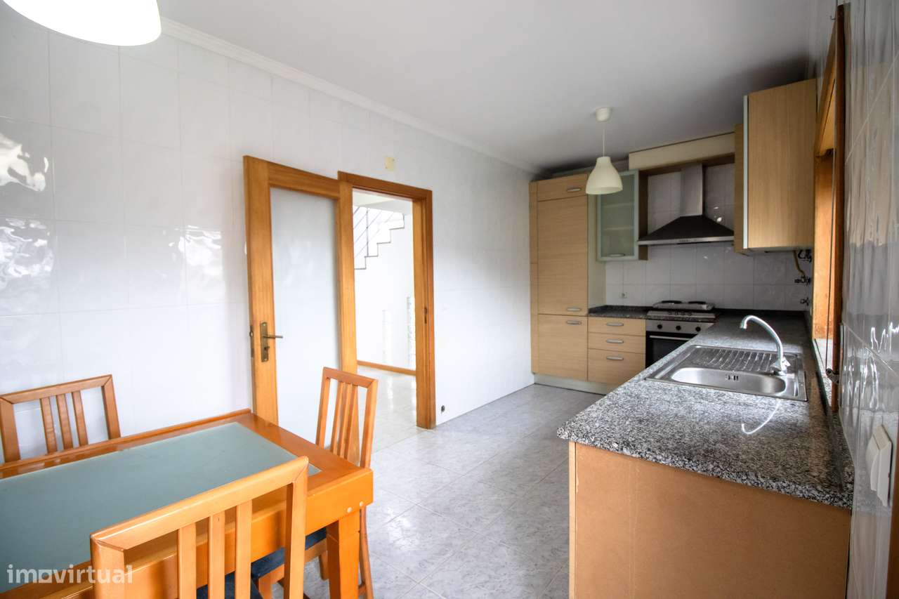 Moradia T4 Usada em Excelente Localização – A Apenas 1 km da Praia-14