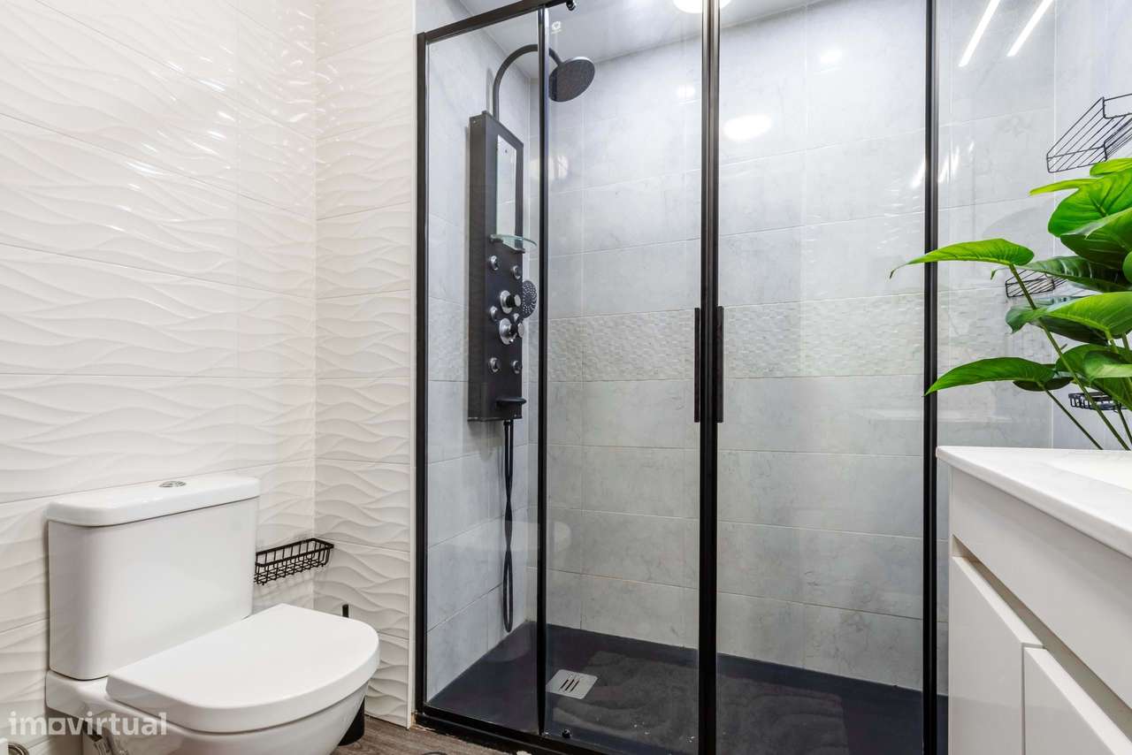 Apartamento T2 Remodelado c/ Lugar de Estacionamento em Mem Martins, S-32