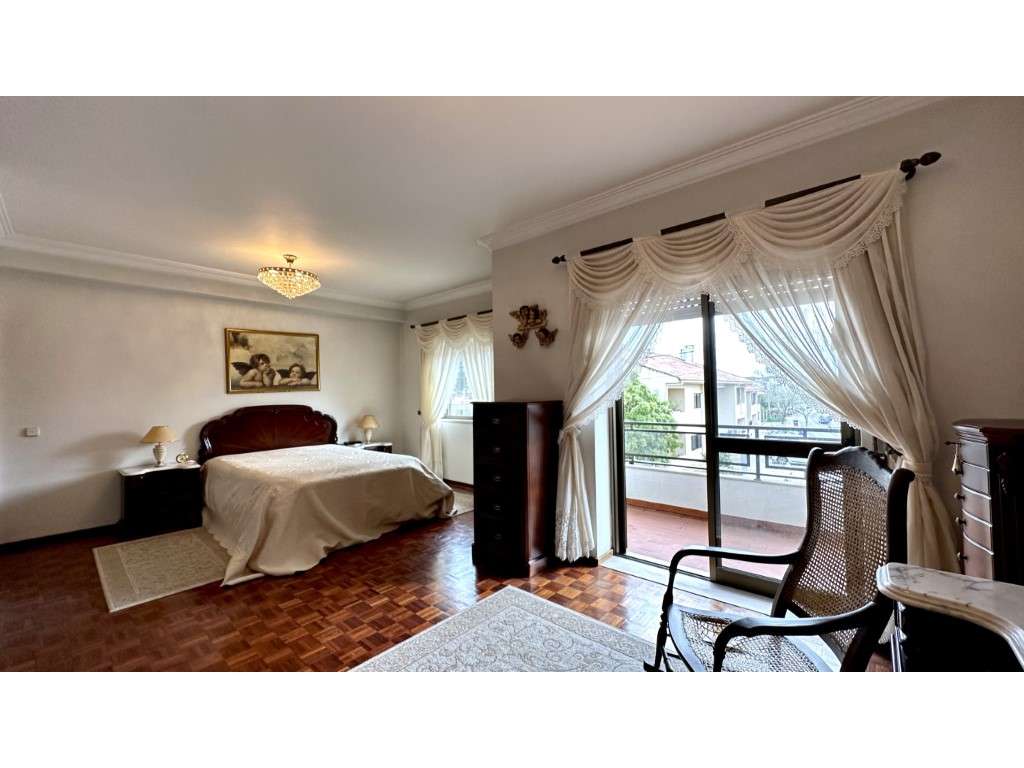 Moradia T5 com Sótão, Jardim Privado e Churrasqueira - Carnaxide-15