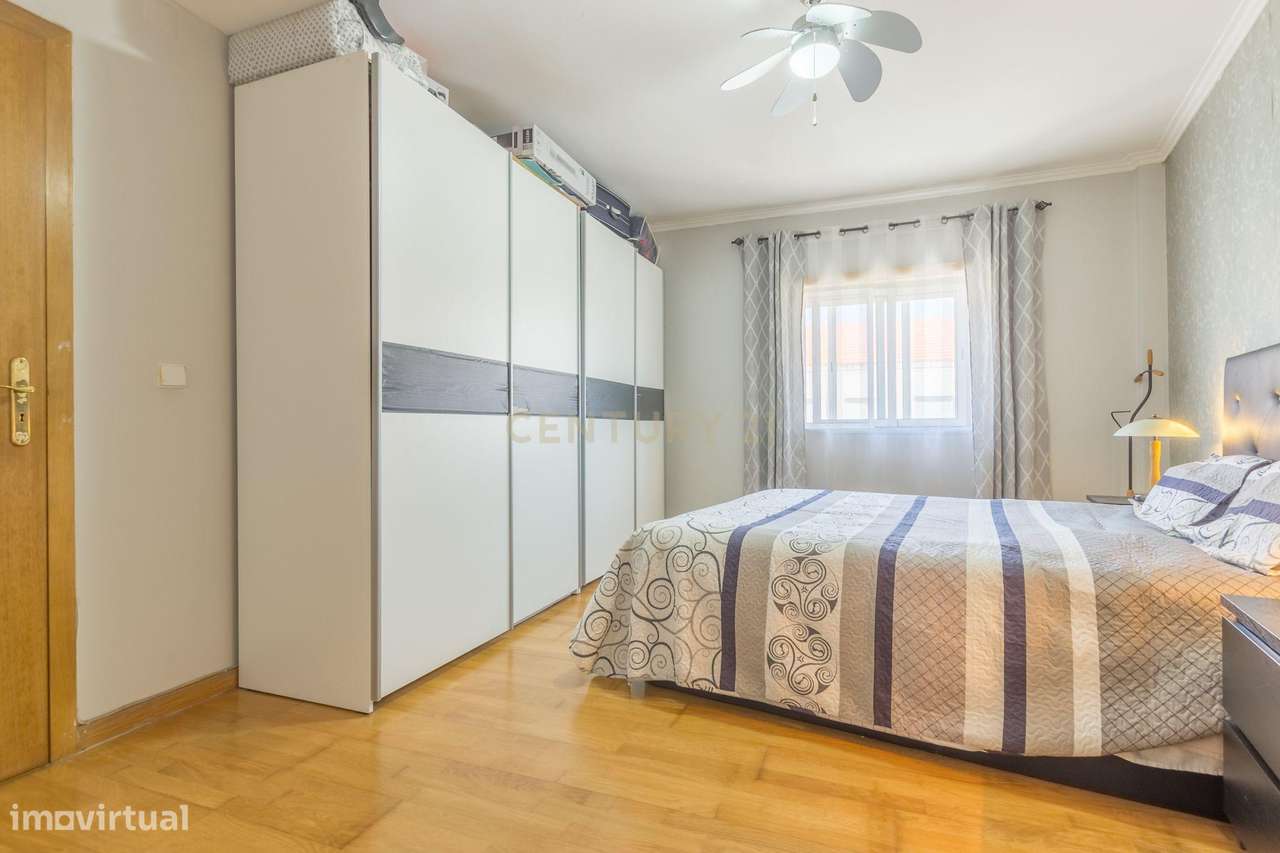 Moderno T3 no Barreiro com Luz Natural e Localização Central-16