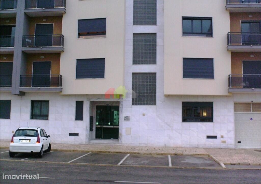 Apartamento T2 com suite, terraço e garagem no Montijo