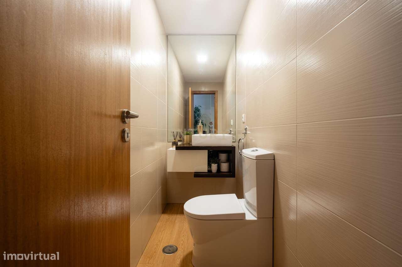 Apartamento T3 Renovado, com aquecimento central, varanda e lugar de g-11