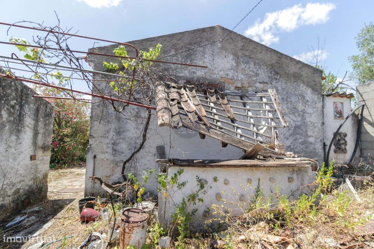 Quintinha de 2.995 m2 c/ moradia V2 e poço.-17