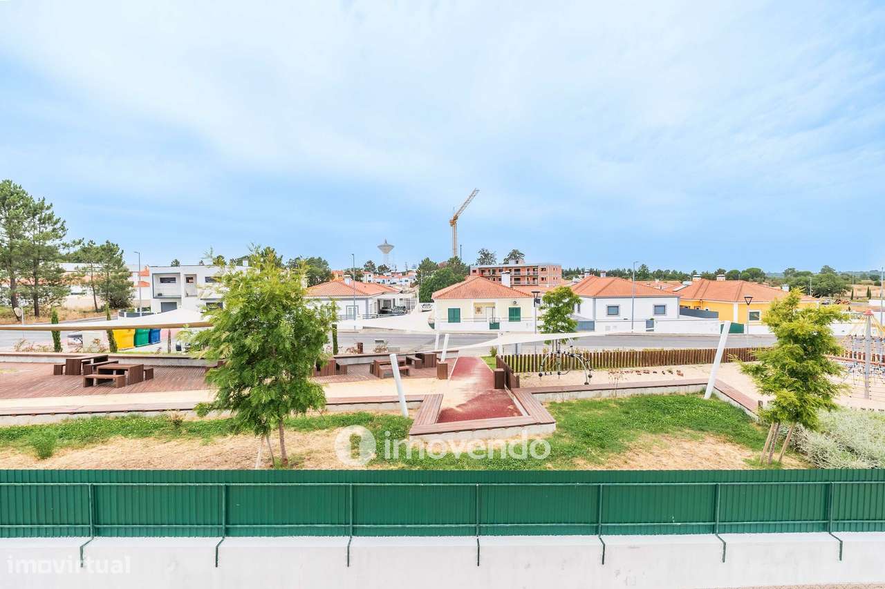 Moradia T4 com garagem e espaço exterior enorme, em Coruche-42