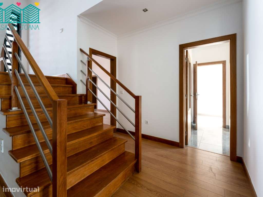 Moradia T5 com Jardim e Garagem em Oeiras-30