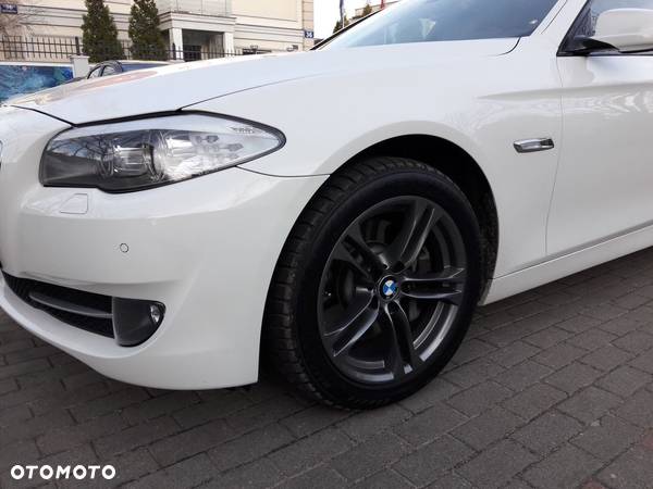 BMW Seria 5 525d xDrive - 26